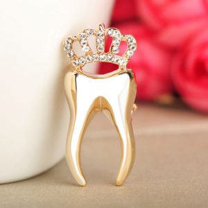 Blucome Fashion Crown Tooth Shape Brooch Alloy Crystal Brooches Dentist Gift Women Girls Suit Dress Party Clothes Accessories